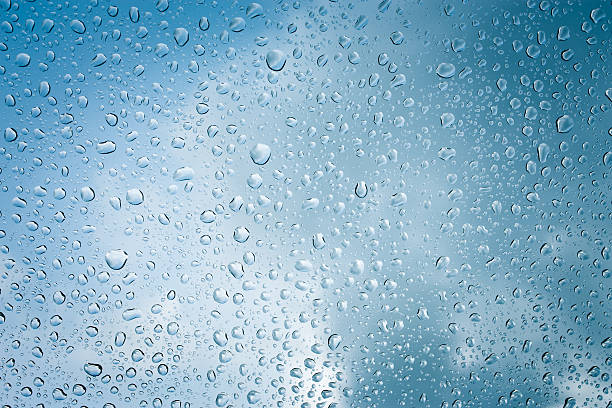 капли дождя на стек�ло, дождь капли на прозрачные окна - drop water raindrop rain стоковые фото и изображения