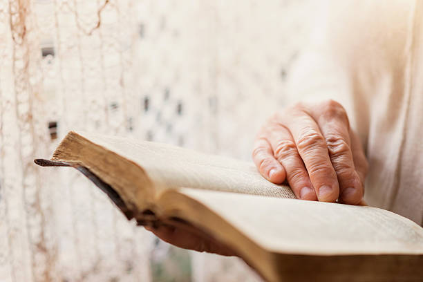 mujer con biblia - senior women caucasian one person religion fotografías e imágenes de stock