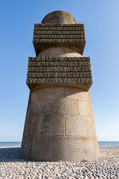 이 기념지 in 오마하발 플라주, 노르망디, 프랑스 - omaha beach sign normandy beach 뉴스 사진 이미지