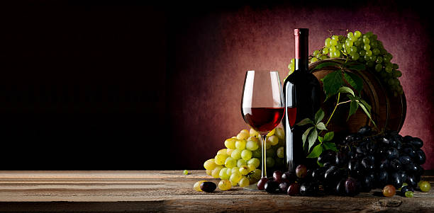vin de raisin et du vin - bottle bordeaux green wine photos et images de collection