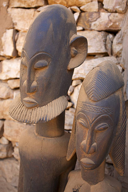 afrikanische maske & kunstwerke von dogon-bezirk, mali - dogon tribe stock-fotos und bilder