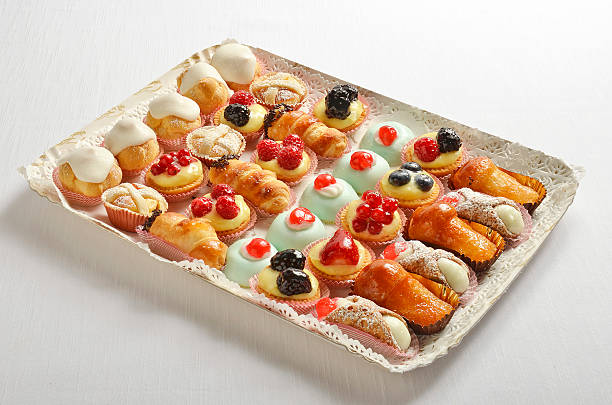 bandeja de pastelería - dessert buffet italian culture food fotografías e imágenes de stock
