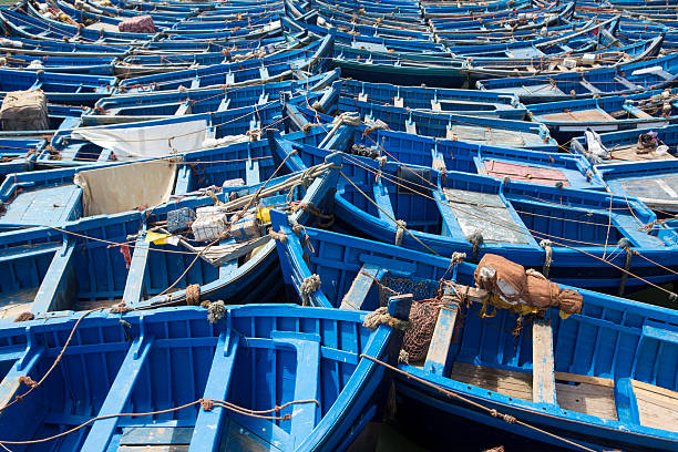 ブルーのフィッシングボートエッサウィラに対応 - rowboat dinghy nautical vessel nautical equipment ストックフォトと画像
