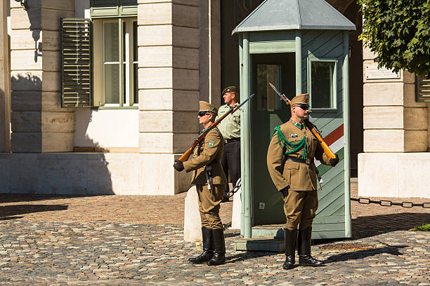 troca da guarda no palácio presidencial húngaro - sandor palace - fotografias e filmes do acervo