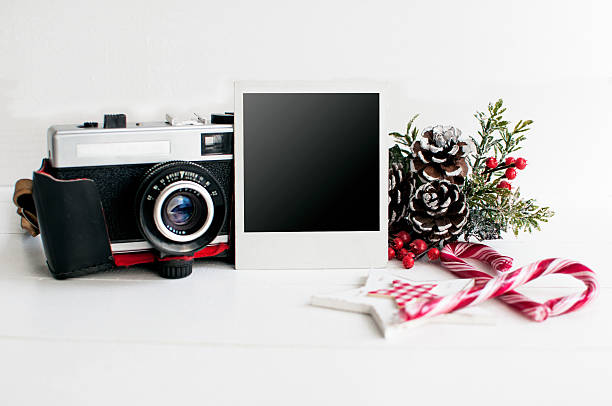 рождественские украшения с старой камеры и фото рамка, винтажная - candy cane retro revival document old fashioned стоковые фото и изображения