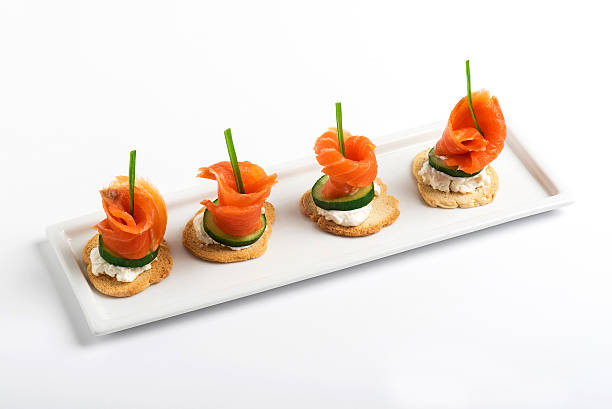 salmón y canapés - appetizer salmon smoked salmon cracker fotografías e imágenes de stock