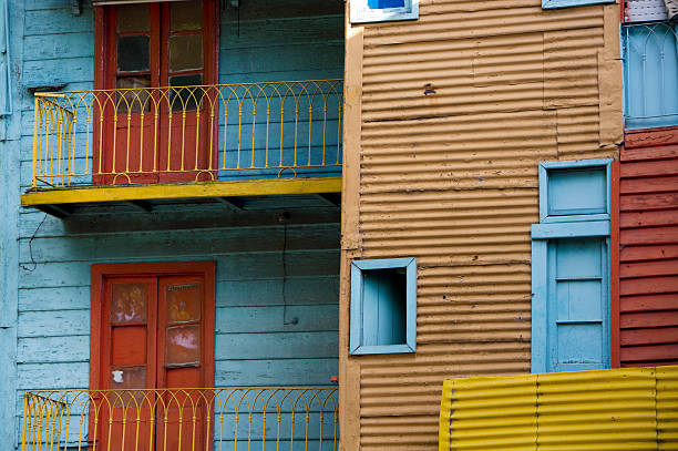 détail de l'architecture de couleur dans la bocca - argentina buenos aires door la boca photos et images de collection