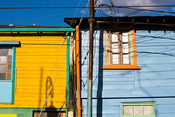 détail de l'architecture de couleur dans la bocca - argentina buenos aires door la boca photos et images de collection