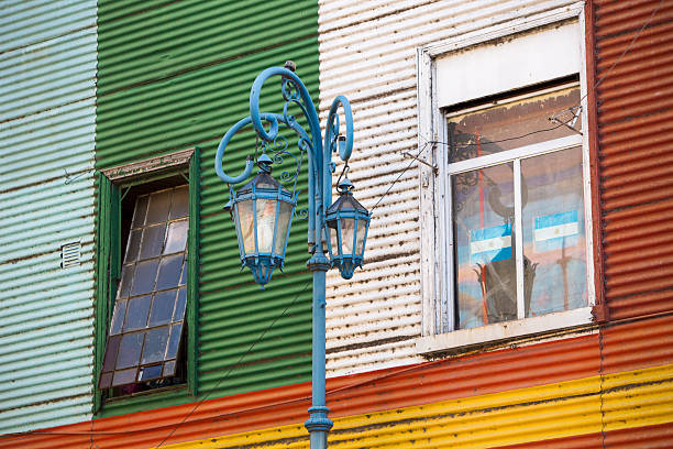 détail de l'architecture de couleur dans la bocca - argentina buenos aires door la boca photos et images de collection