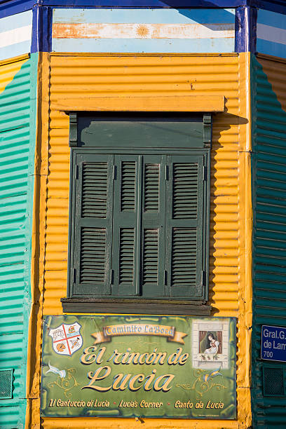 détail de l'architecture de couleur dans la bocca - argentina buenos aires door la boca photos et images de collection