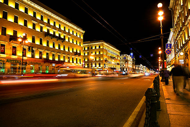 la perspective nevski de nuit, saint-pétersbourg - nevsky prospekt photos et images de collection