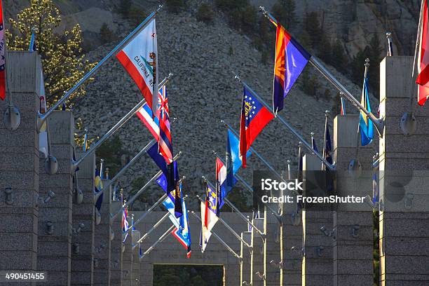 Banderas Del Monte Rushmore En Dakota Del Sur Foto de stock y más banco de imágenes de Bandera de los EE.UU. - Bandera de los EE.UU., Día del Presidente, Abraham Lincoln