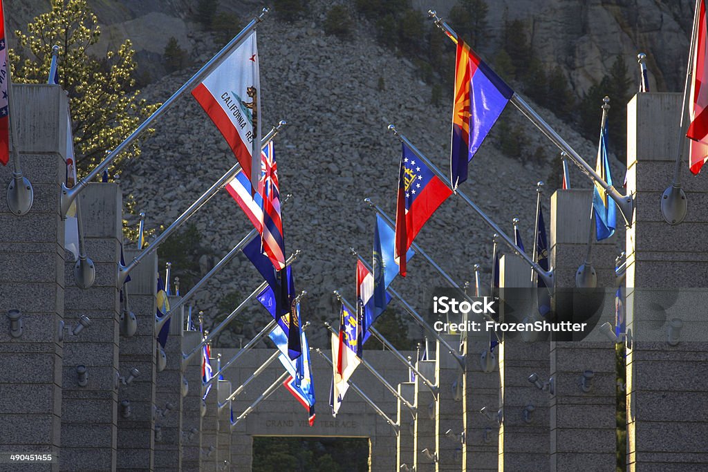 Flagi na Mount Rushmore w Stan Dakota Południowa - Zbiór zdjęć royalty-free (Państwowa flaga Stanów Zjednoczonych)