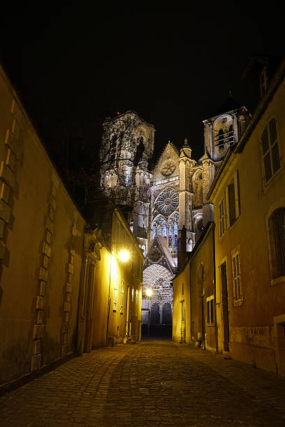 cathédrale notre-dame de nuit avec vue sur la rue - cathedral gothic style indoors church photos et images de collection