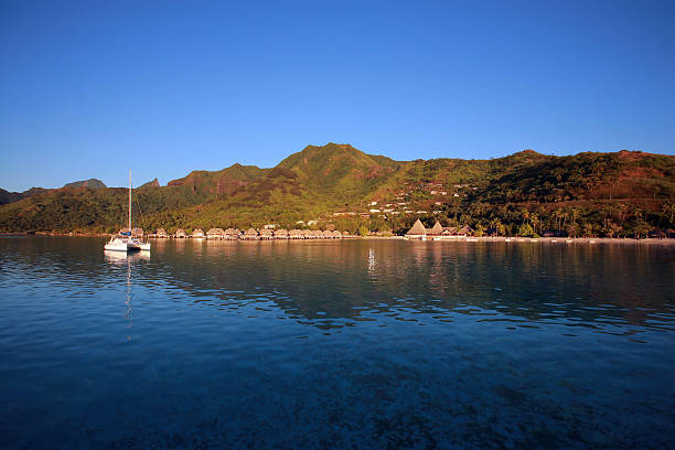 egzotyczne lagoon - polynesia bungalow beach sunrise zdjęcia i obrazy z banku zdjęć