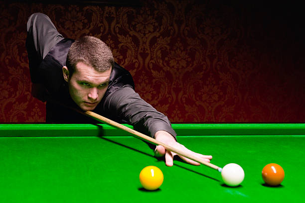 snooker-spieler während des spiels - snooker stock-fotos und bilder