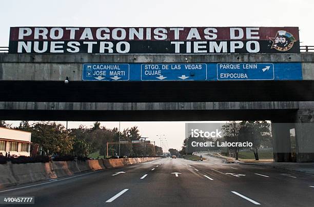 Cuba Todas Las Indicaciones Foto de stock y más banco de imágenes de Aire libre - Aire libre, Avenida, Camilo Cienfuegos