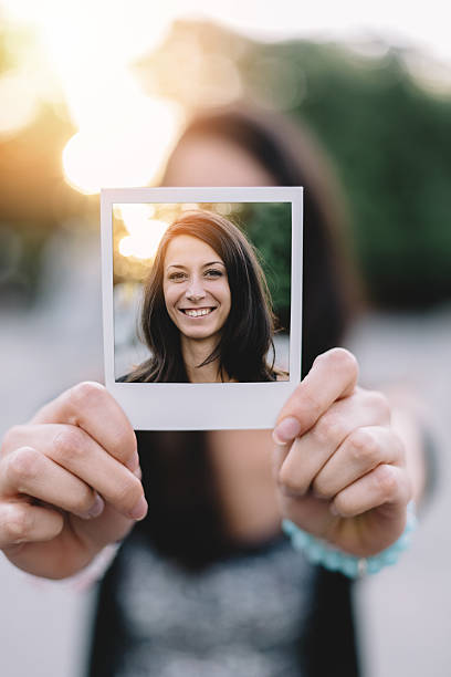 ragazza con la polaroid selfie - photography human hand portrait women foto e immagini stock