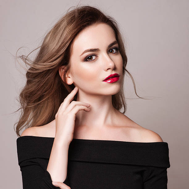 portret piękna kobieta z kręcone fryzura o blond włosach - jewelry glamour brown hair stage makeup zdjęcia i obrazy z banku zdjęć