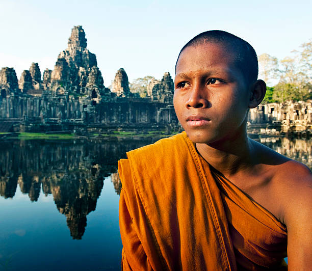 imaginando monk angkor wat siem reap, camboja - cambodia monk buddhism angkor wat - fotografias e filmes do acervo