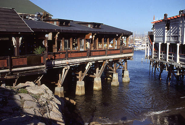 shows und restaurants der cannery row in monterey harbor, kalifornien - monterey california monterey county cannery row stock-fotos und bilder