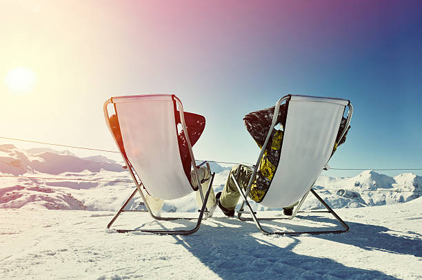 détente après le ski sur les montagnes - apres ski photos photos et images de collection