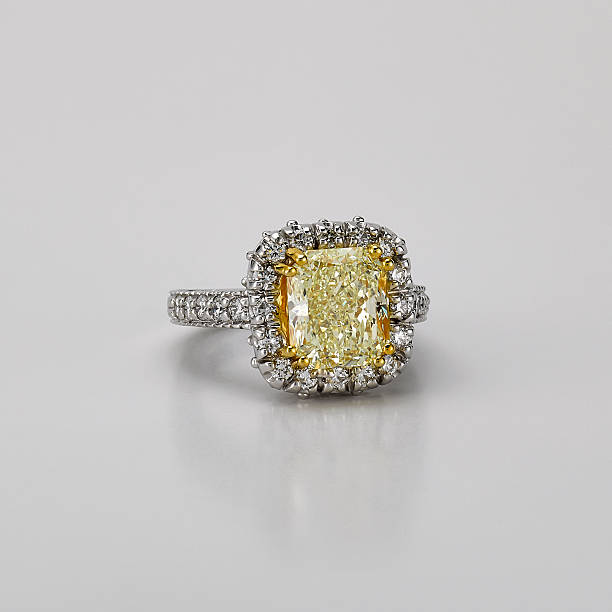美しい黄色のダイヤモンド婚約指輪 - solitaire ring ストックフォトと画像