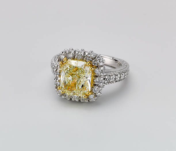 dois tons de amarelo anel de diamante - solitaire bird imagens e fotografias de stock