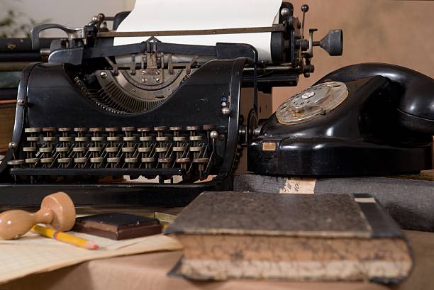 vintage-schreibtisch - typewriter book old retro revival stock-fotos und bilder