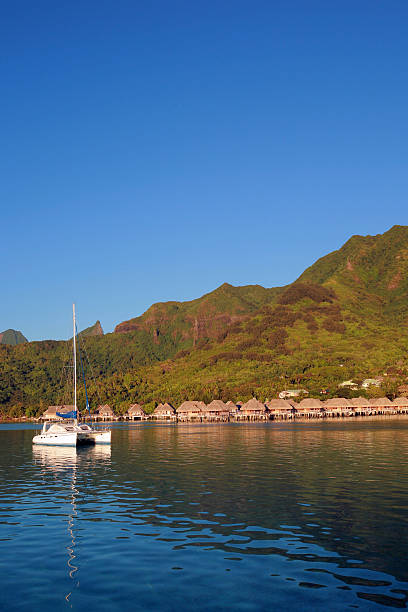 rejs statkiem na kotwicę - polynesia bungalow beach sunrise zdjęcia i obrazy z banku zdjęć