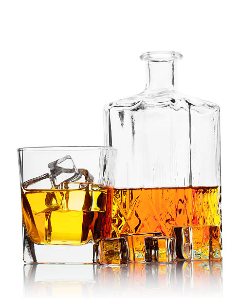 ボトルとグラスを氷のウィスキー - carafe decanter glass wine ストックフォトと画像