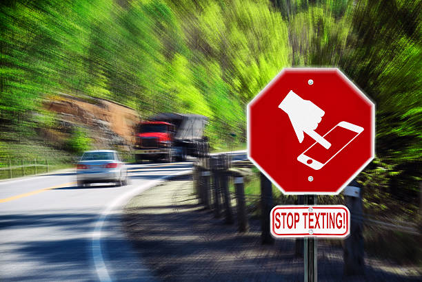stop sms während der fahrt-highway - abgelenkt stock-fotos und bilder
