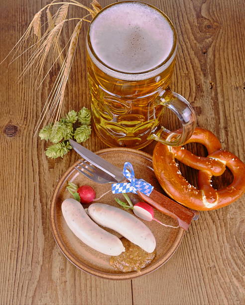 oktoberfest menú de cervezas, blanco, salchichas, pretzel, rábano, hdr - bretzl fotografías e imágenes de stock