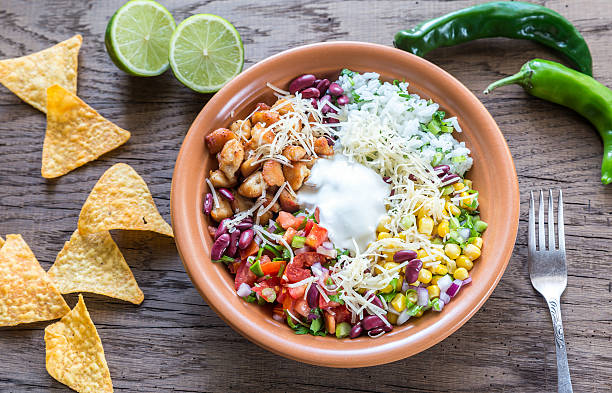 pollo burrito bowl - burrito foto e immagini stock