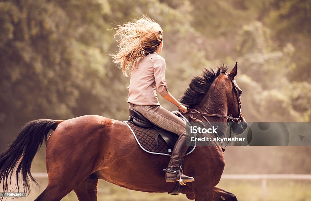 女性彼女の馬の屋外の練習をしてください。 - ウマのロイヤリティフリーストックフォト