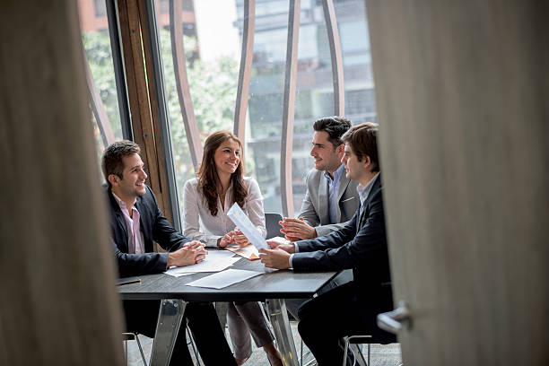 femmes d'affaires travaillant dans le bureau  - market finance stock market newspaper photos et images de collection