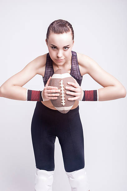 sport concept: donna sportiva caucasico playe di football americano - professional occupation human foot clothing concentration foto e immagini stock