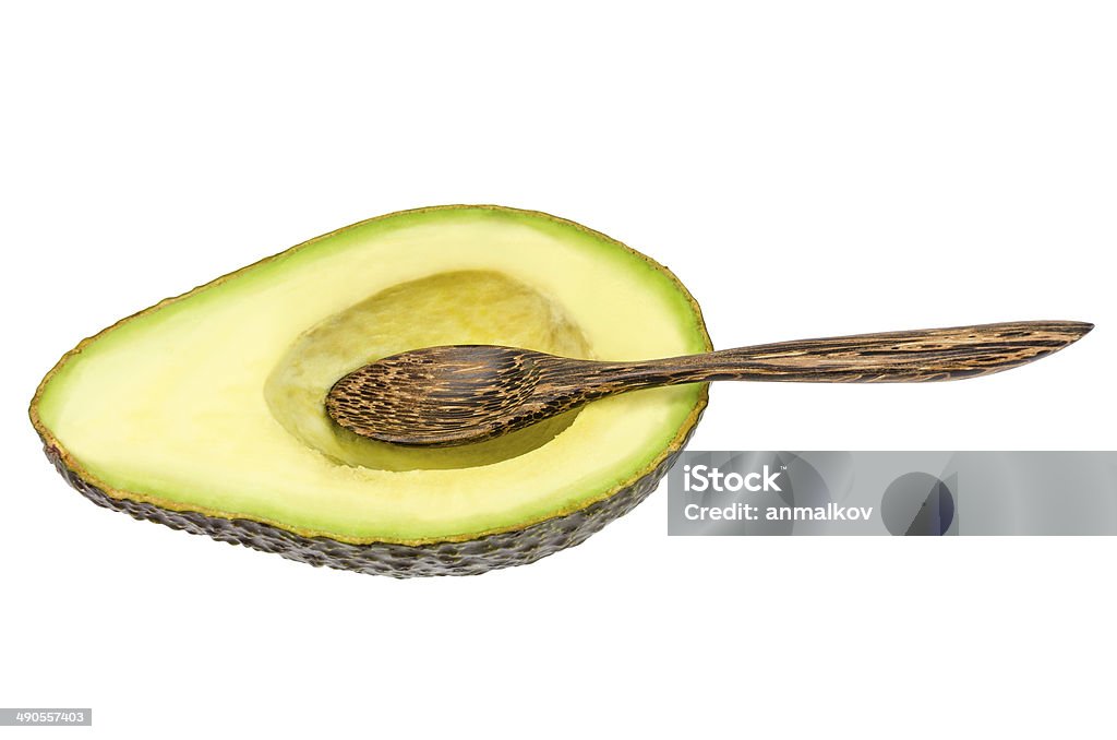 Aguacate frescos con cuchara de madera aislada - Foto de stock de Aguacate libre de derechos