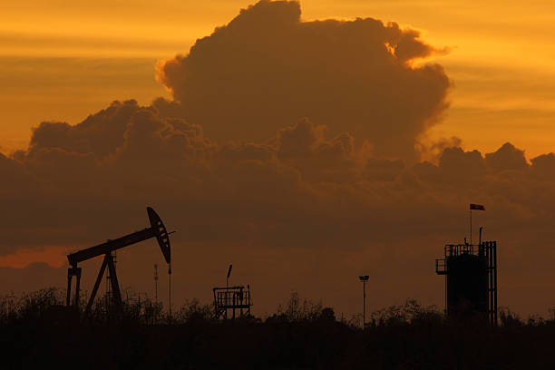 石油パンプスシルエットジャック - oil industry oil construction platform oil field ストックフォトと画像