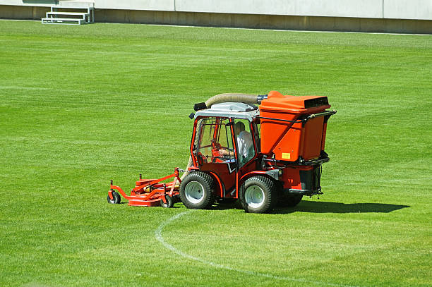 der rasen mähen - soccer soccer field grass american football stock-fotos und bilder