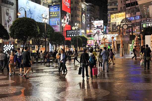 menschen am times square, hong kong - hong kong billboard asia china stock-fotos und bilder