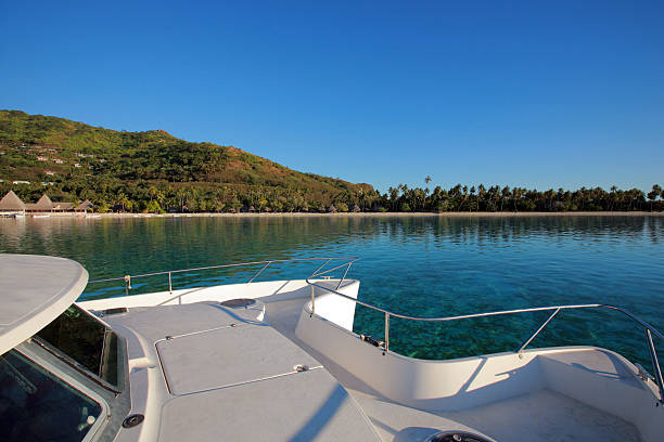 moc łódka - polynesia bungalow beach sunrise zdjęcia i obrazy z banku zdjęć
