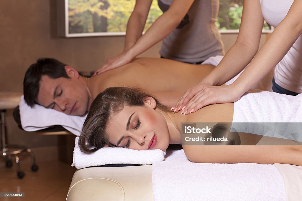 Paar Entspannung in spa, die eine massage bekommt - Lizenzfrei Frauen Stock-Foto