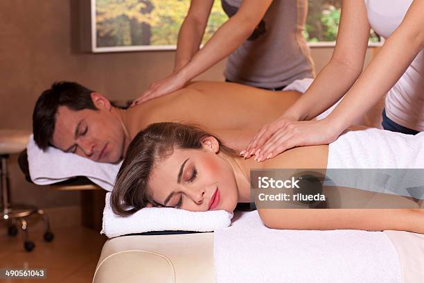 Paar Entspannung In Spa Die Eine Massage Bekommt Stockfoto und mehr Bilder von Frauen - Frauen, Lächeln, Massieren