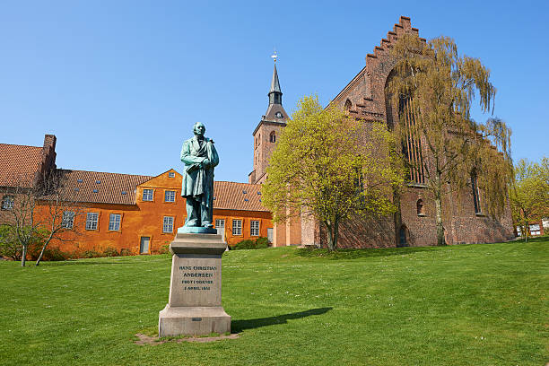 h.  c.  андерсон и собора святого knud - odense denmark hans christian andersen monument стоковые фото и изображения