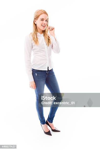 若い女性の指を噛む - 1人のストックフォトや画像を多数ご用意 - 1人, 20-24歳, 25-29歳