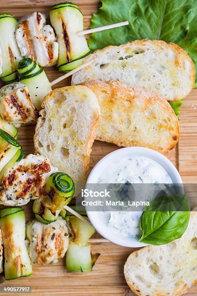 Gegrilltes Hühnchenkebab Schaschlik Auf Spieße Mit Gerollten Zucchini Stockfoto und mehr Bilder von Abnehmen