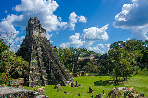 tikal-ruinen und die pyramiden - ruine stock-fotos und bilder