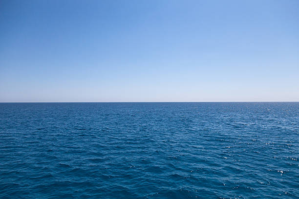 la mer et du ciel - day sunlight sky sea photos et images de collection