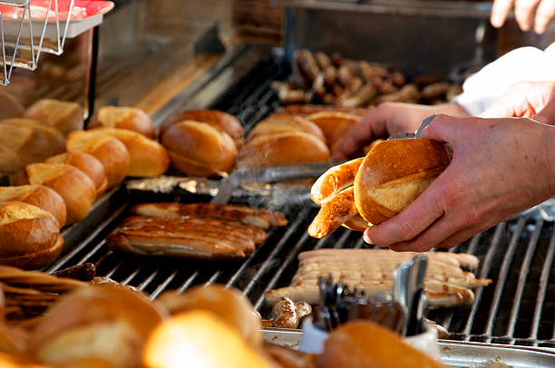 frito salchichas - sausage bratwurst barbecue grill barbecue fotografías e imágenes de stock